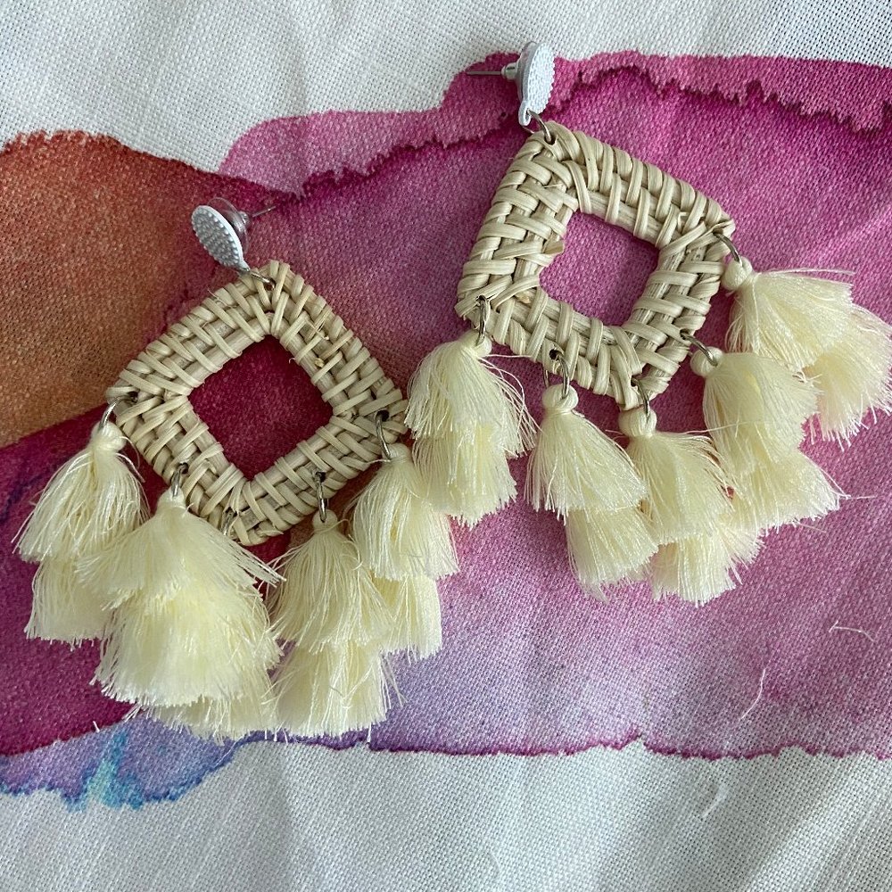 RATTAN CREAM FRINGE EARRINGS